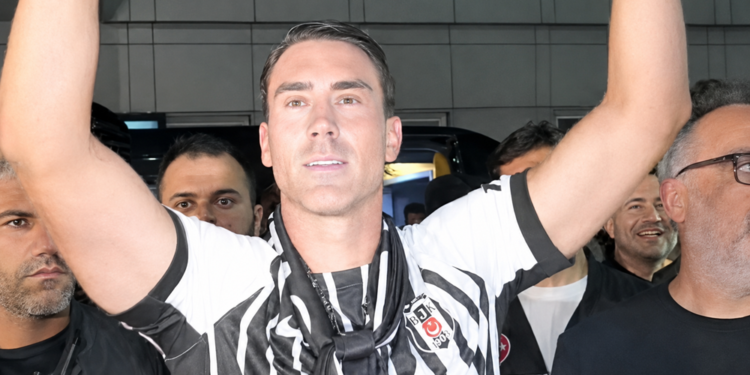 Vlahović stigao u Istanbul kao velika zvezda: Hiljade navijača ga dočekale, poznati detalji milionskog ugovora (VIDEO)