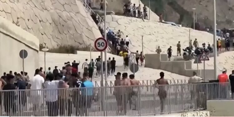 Oko 50.000 migranata preplivalo granicu između Maroka i Španije, desetine se utopile