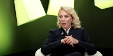 Lepa Brena pala na nastupu u Budvi: Aleksandra Prijović joj odmah pritrčala u pomoć